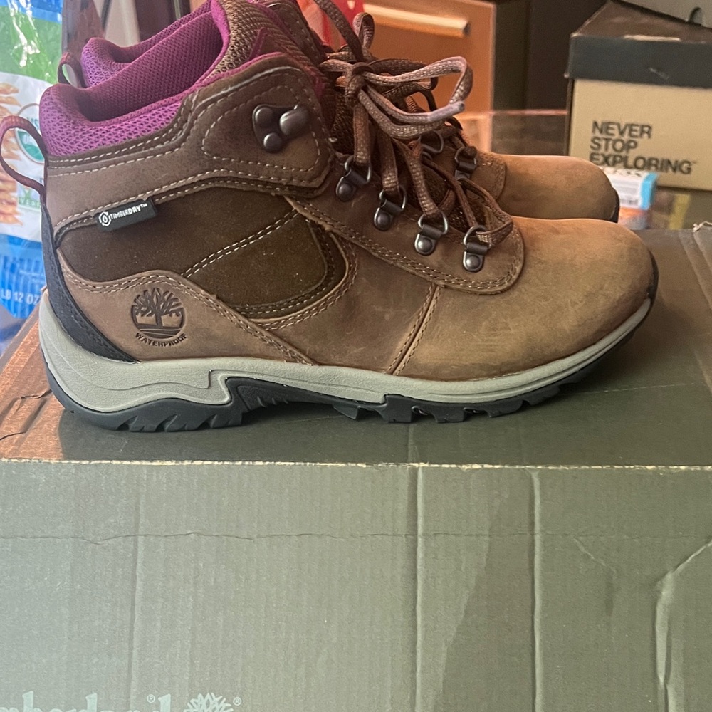 Timberland new Mt Maddsen women’s mid Brown Leather hiker Boots w maroon Accent